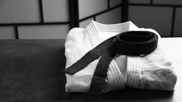 kimono jiu jitsu com faixa desamarrada